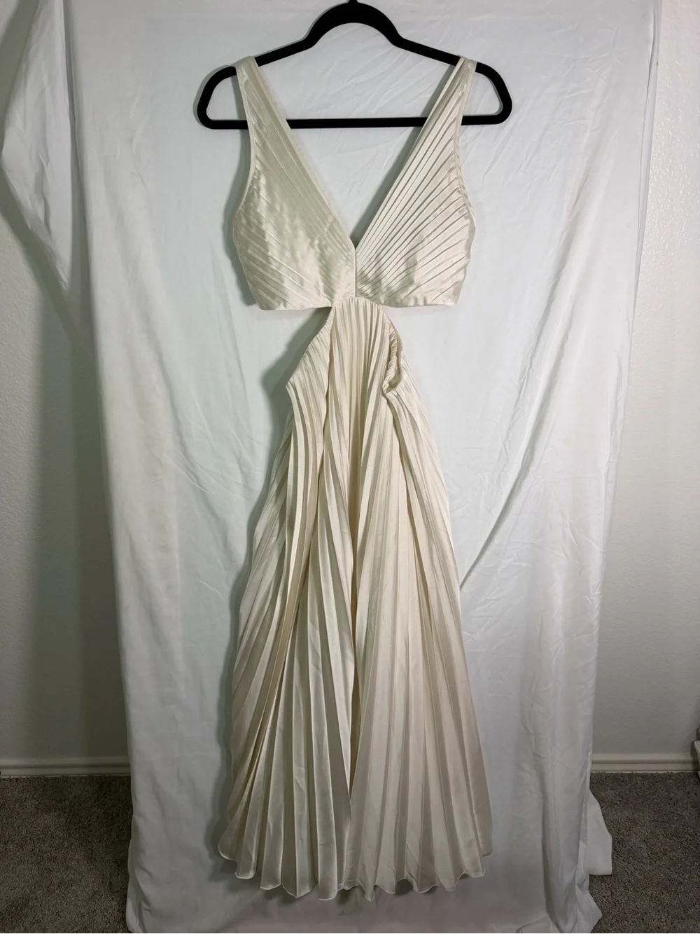 Abercrombie & Fitch Ivory Plunging V-Neck Pleated Maxi Dress